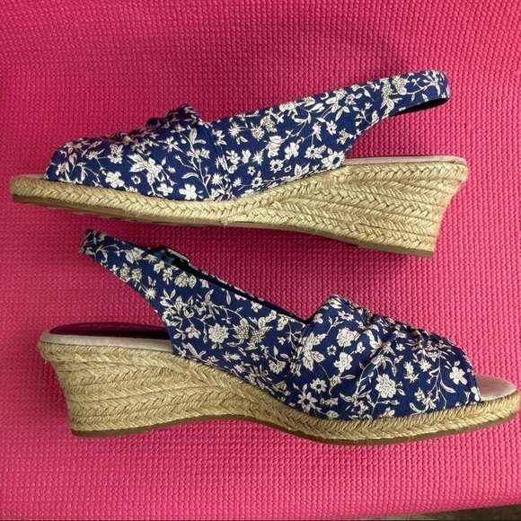 Easy Street Women's Kindly Espadrille Wedge Sandal Blue floral
Womens 11 - Picture 5 of 7